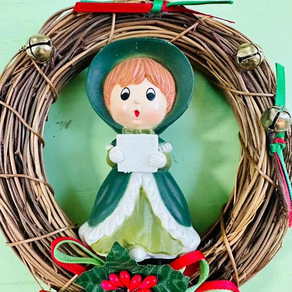 Vintage Mini Christmas Wreath Caroler Grapevine Wall Door Decor 4.75